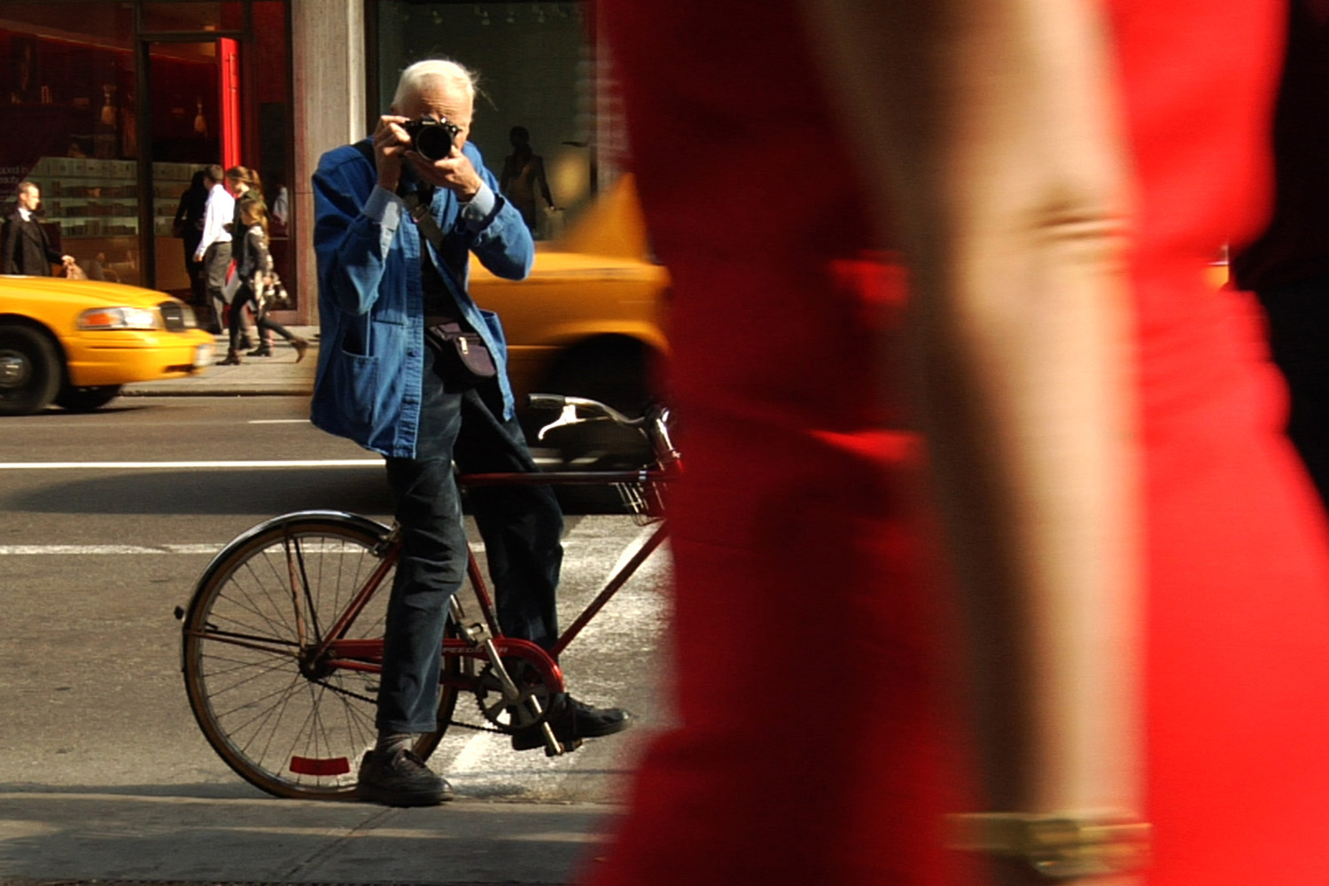 Bill Cunningham trendspotting in the streets of New York. (First Thought Films / Zeitgeist Films)