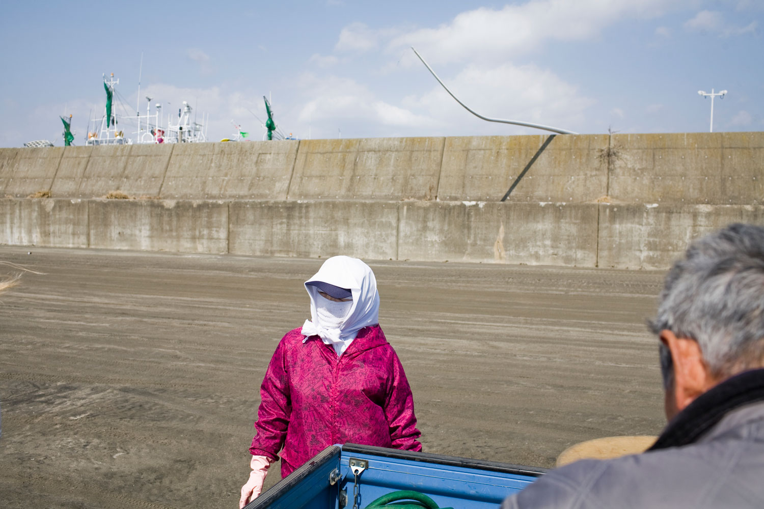 Locals collect sea water near the Misawa port, March 19 2011.