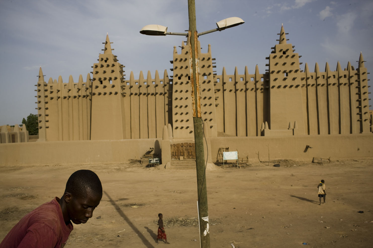 Mali, Djenne, 2011. 
                              Daily life in front of a mosque—the tallest mud building in the world—built in the beginning of the 20th century in Djenne, an ancient mud town that existed during Ibn Battuta's time.