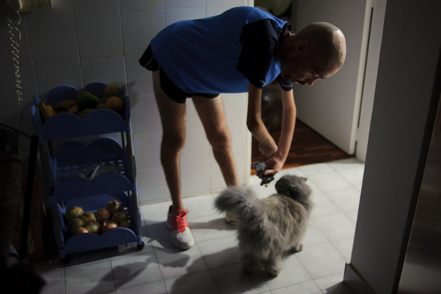 Melamed at his parents' house with his cat Duquesa in September 2011.