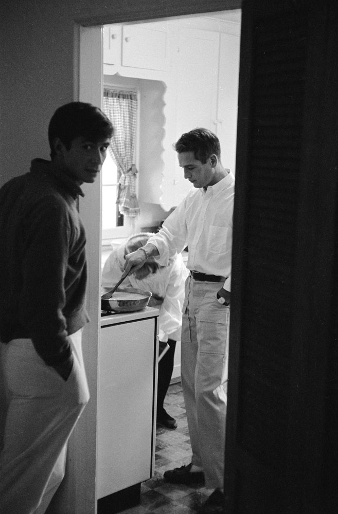 Paul Newman and Anthony Perkins cook eggs in Newman's kitchen in 1958 in Hollywood.