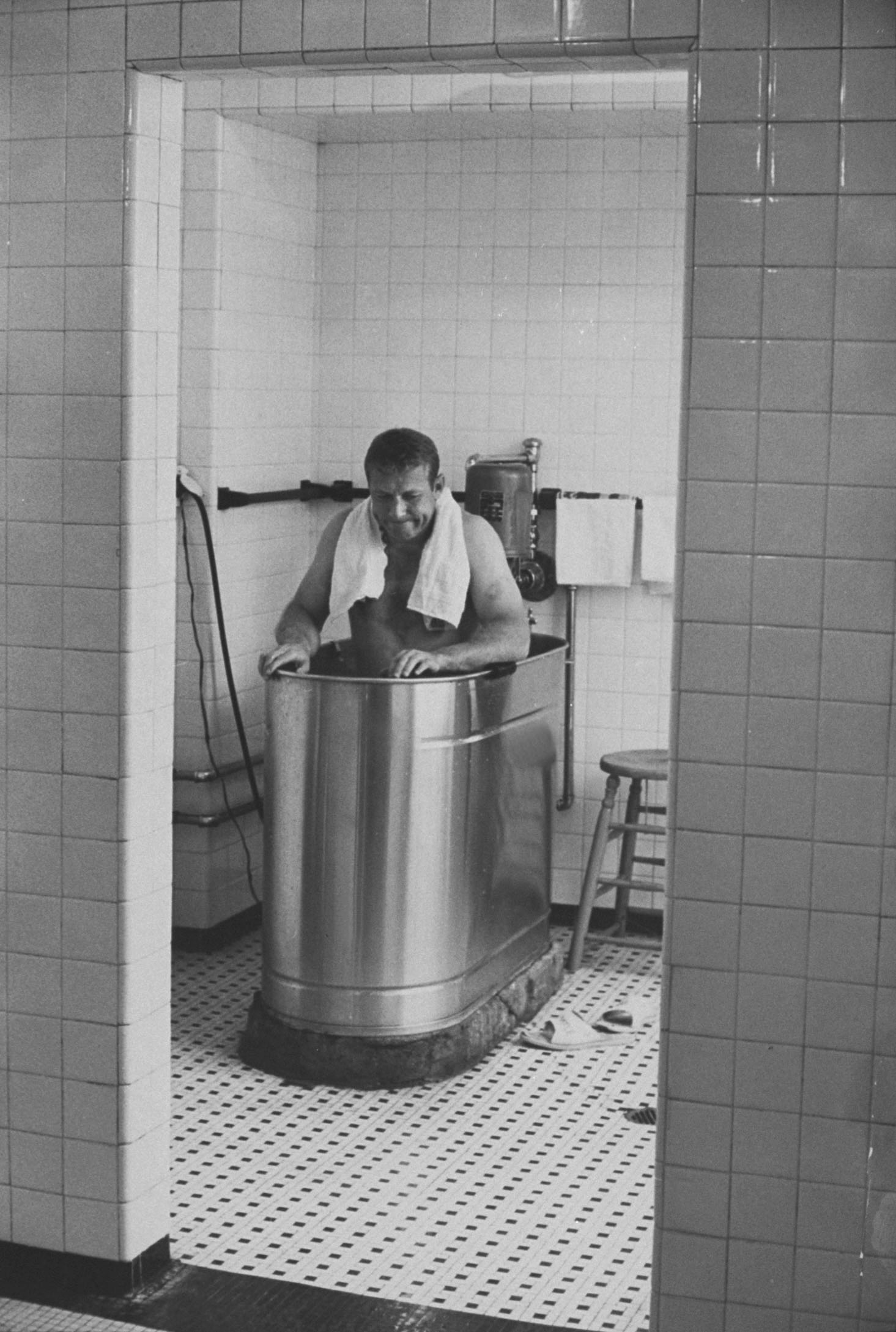 Mickey Mantle soaking in whirlpool bathtub after game, 1964.