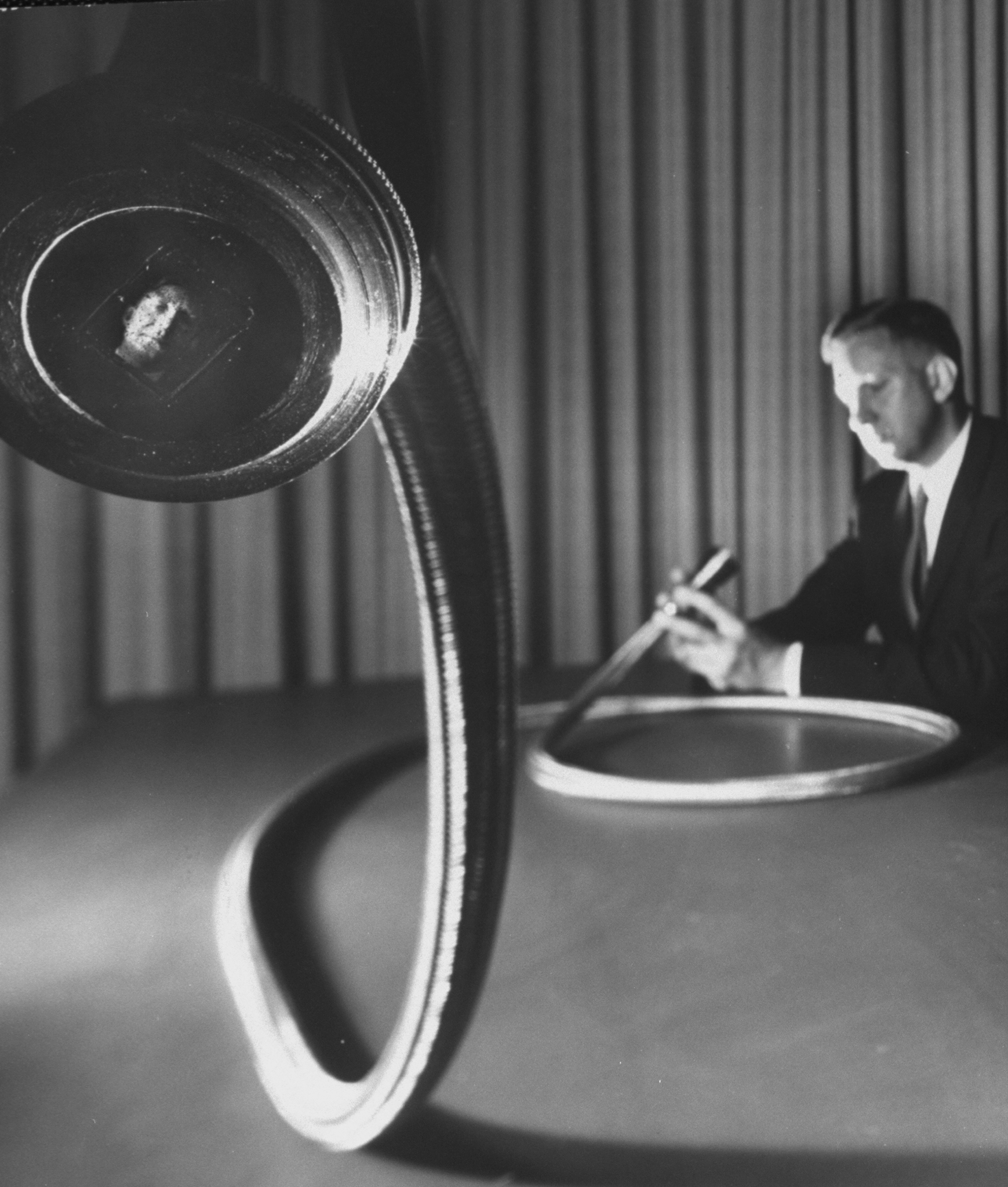 Dr. Walter P. Siegmund demonstrates a new invention, "fiber optics," 1960.