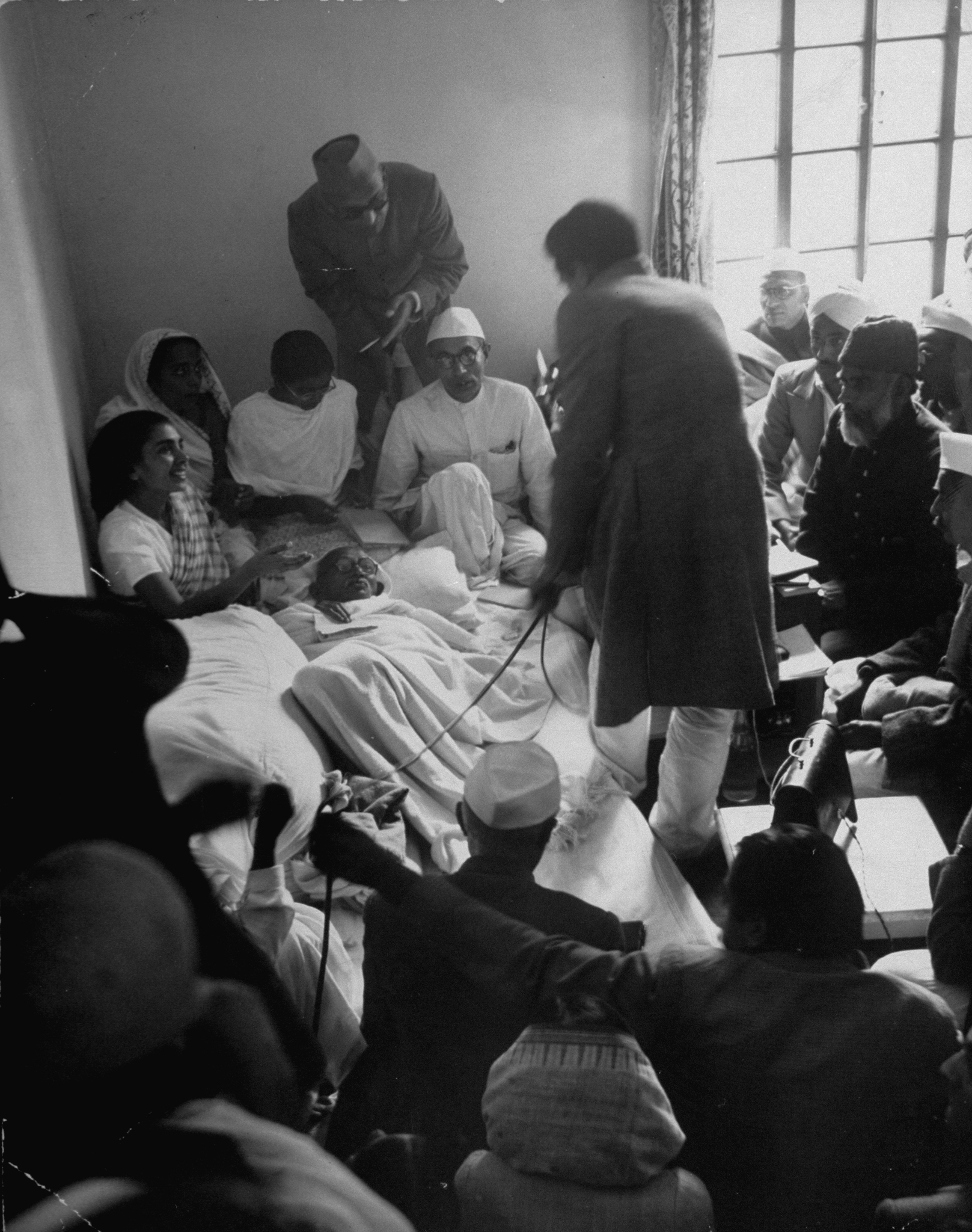 Mohandas Gandhi ends his last fast, 1948