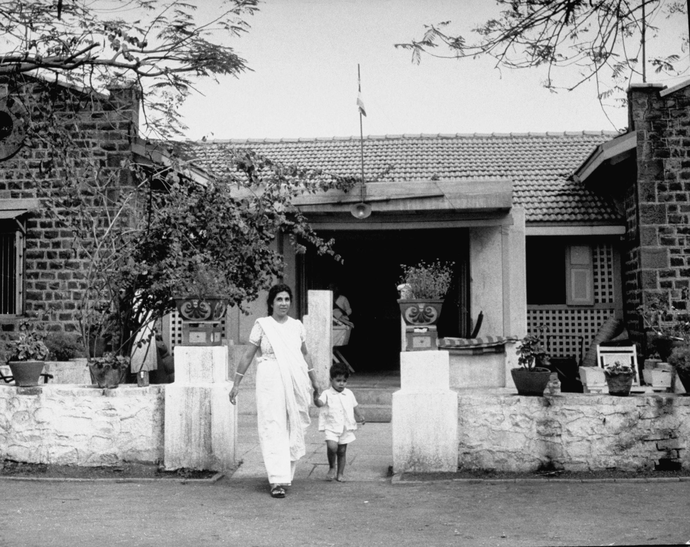 The wife of Indian activist and political leader Jai Prakash Narain departs with her child from Gandhi's nature clinic in 1946.