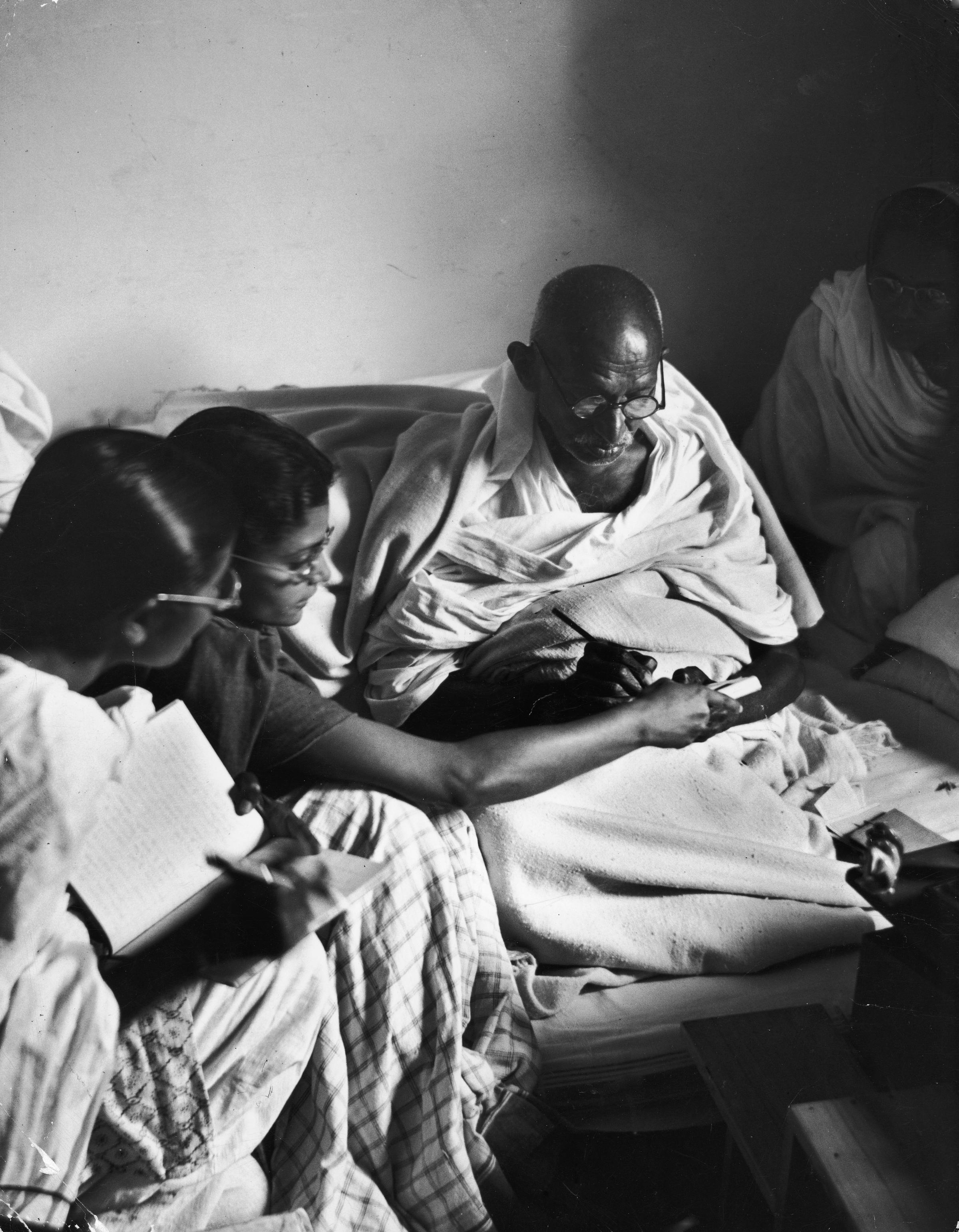 Gandhi ends his final fast in 1948