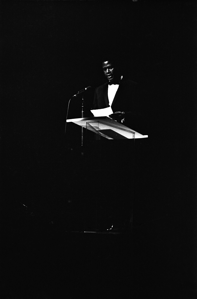 Sidney Poitier reads a statement at the Inaugural Gala.
