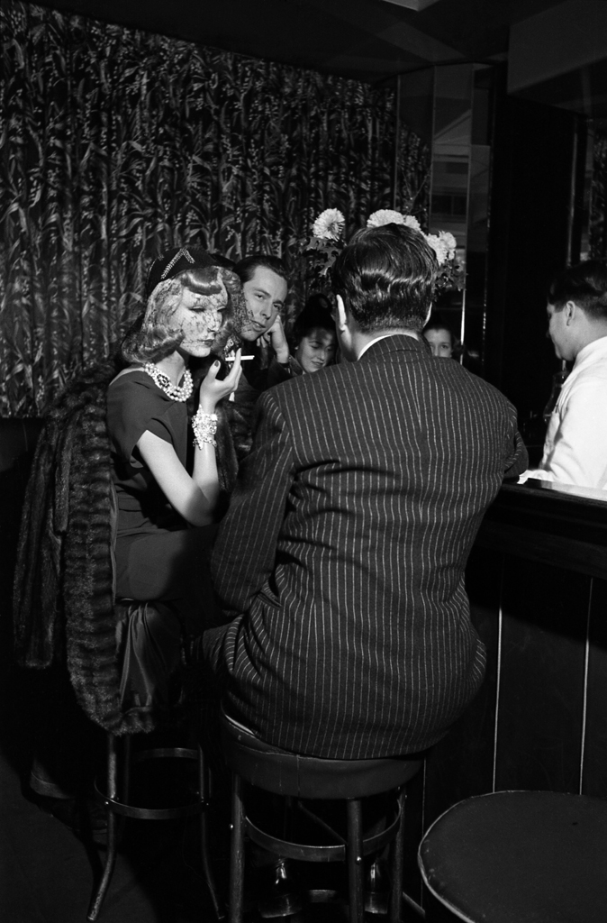 Cynthia the mannequin at a bar, New York, 1937.