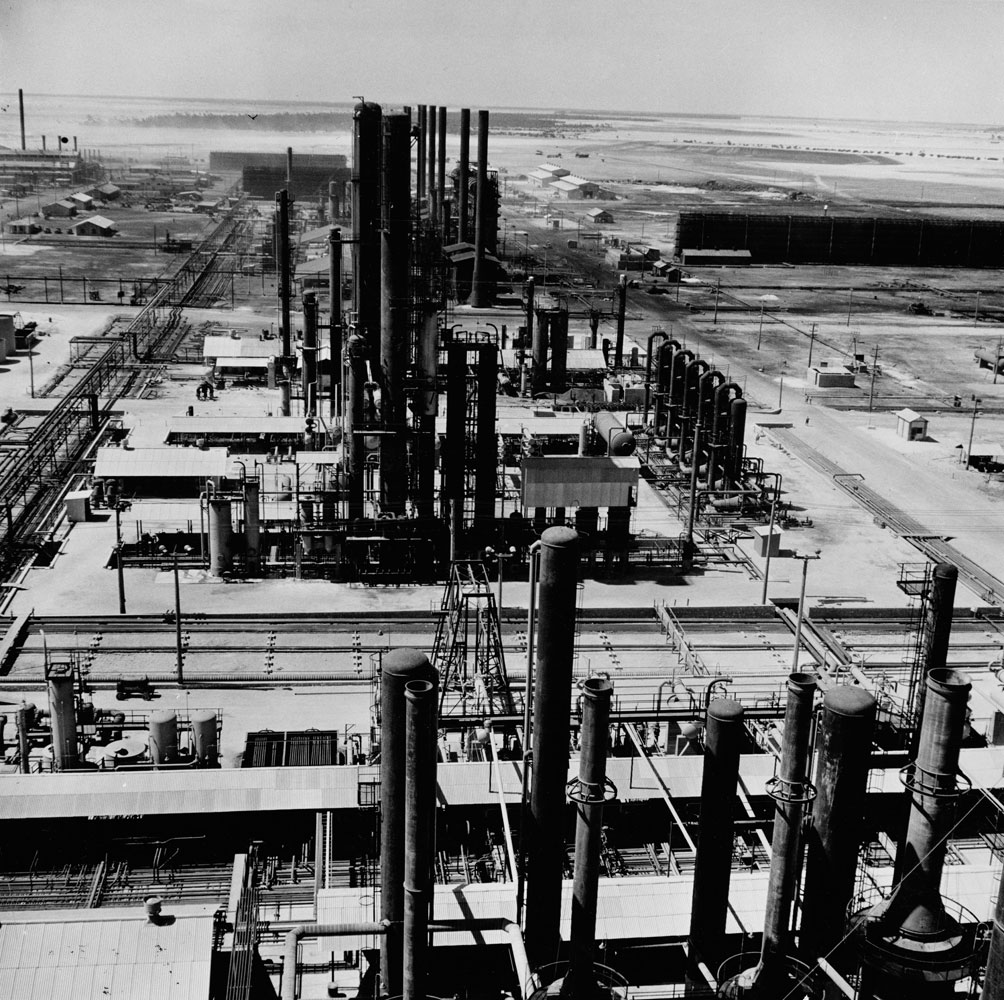 Bahrain oil refinery, 1945.
