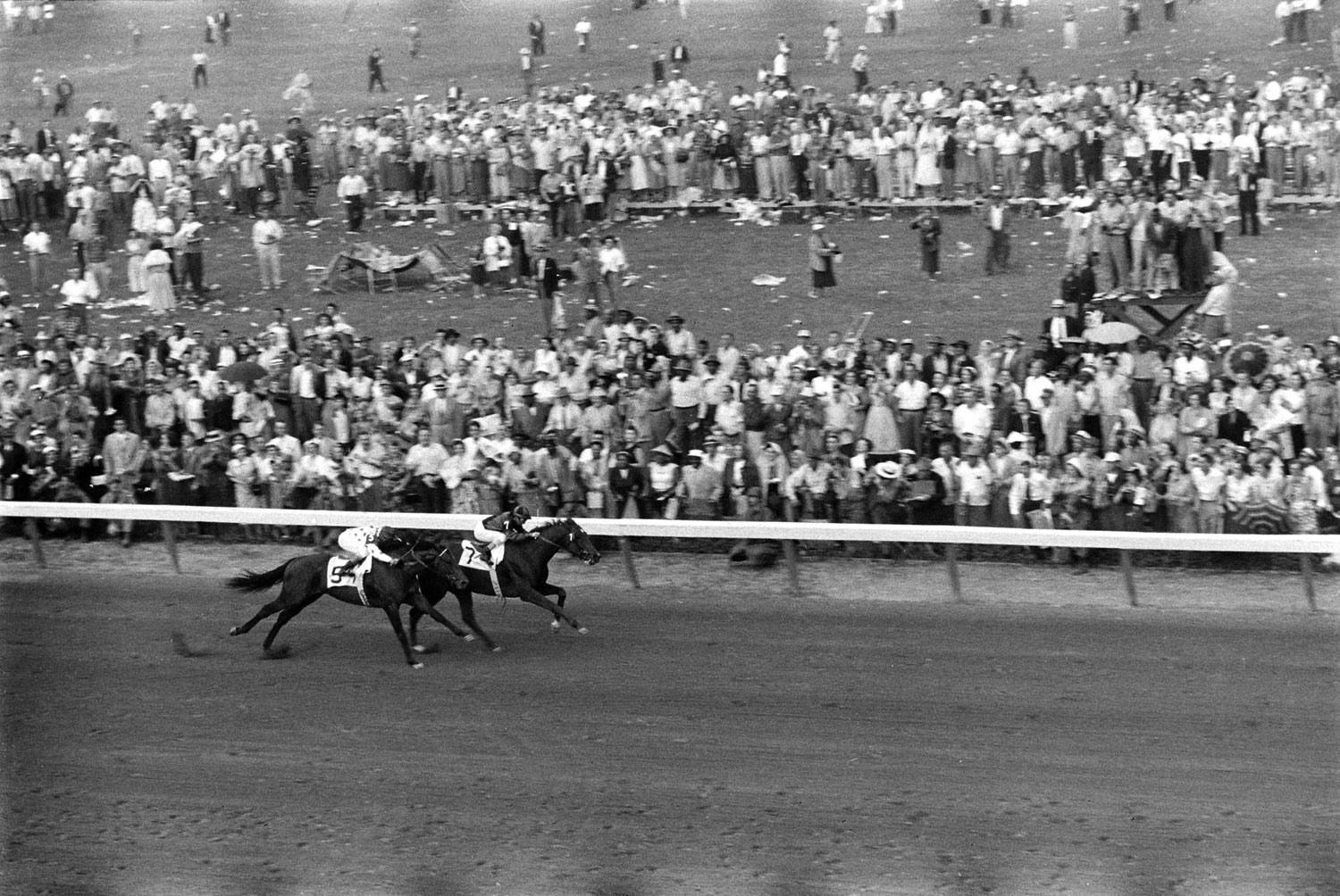 Swaps pulls away from Nashua to take the win during the 1955 Kentucky Derby.