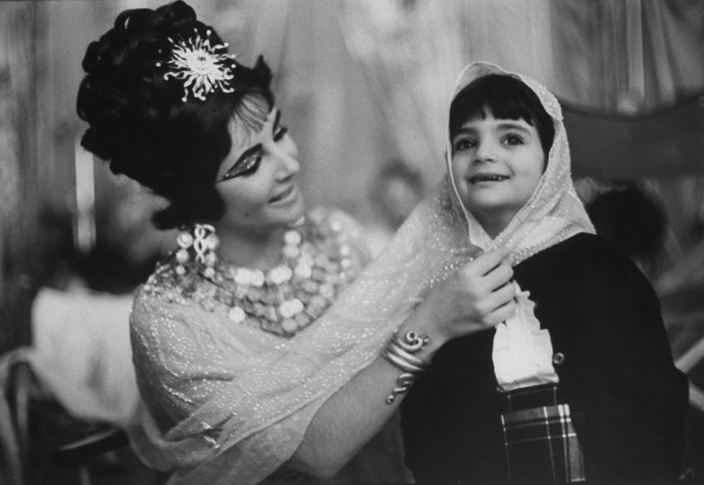 Elizabeth Taylor on the set of Cleopatra with her daughter, Elizabeth Frances, in Rome in 1962.
