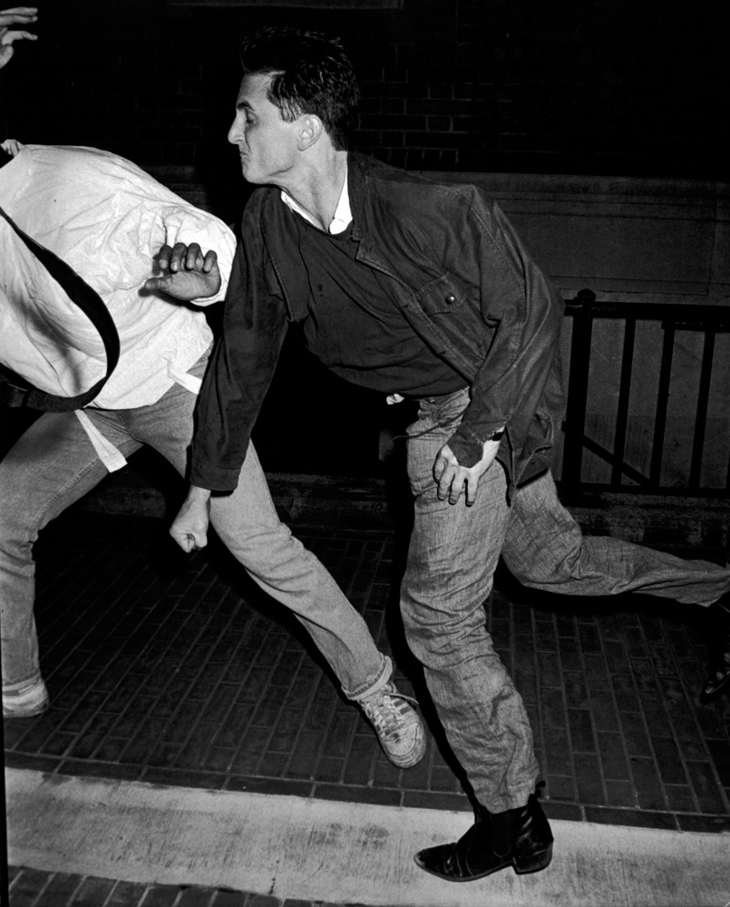 Sean Penn punches photographer Vinnie Zuffante in the courtyard of Penn's West 64th Street apartment building. Aug. 29, 1986