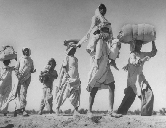 Hindus flee Pakistan in the midst of a border war, 1947.