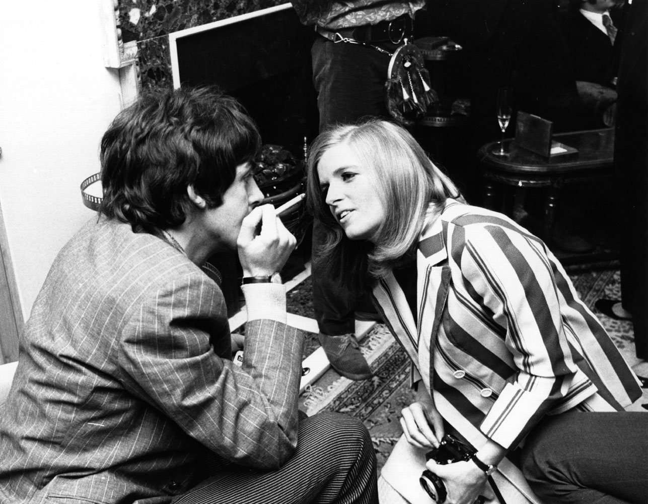 Photographer Linda Eastman (1941 - 1998) talks to Beatle Paul McCartney  at the press launch of the Beatles new album 'Sergeant Pepper's Lonely Hearts Club Band'. The couple married two years later. May 19, 1967.