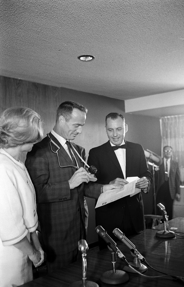 Astronaut Scott Carpenter and his wife Rene receive congratulations in Colorado after his successful May 1962 orbital flight.