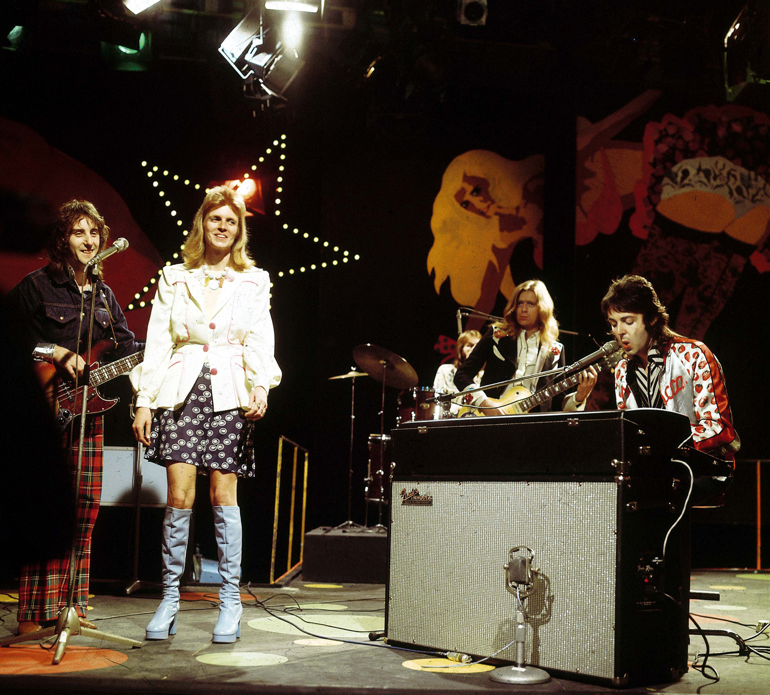 Wings; L-R: Denny Laine, Linda McCartney, Henry McCullogh, Paul McCartney (playing Fender Rhodes electric piano keyboard) - performing. United Kingdom, April 4, 1973.