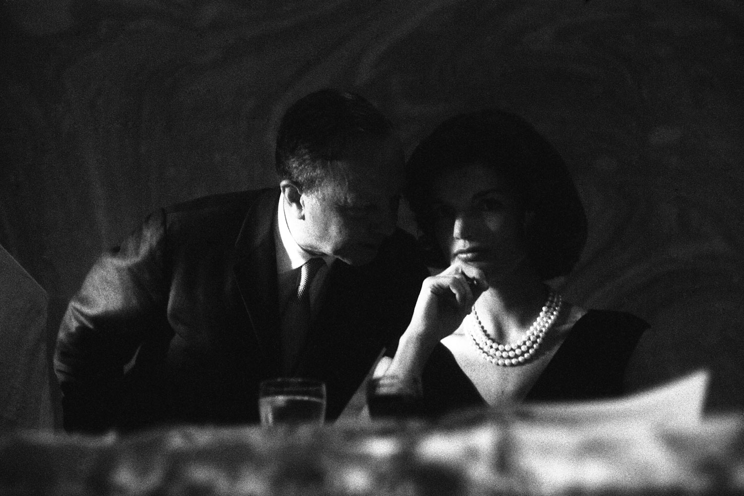 The mayor of New York City, Robert Wagner Jr., speaks to Jackie Kennedy during a campaign dinner in 1960.