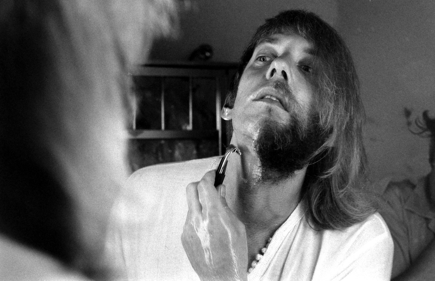 Donald Sutherland shaving, 1970.