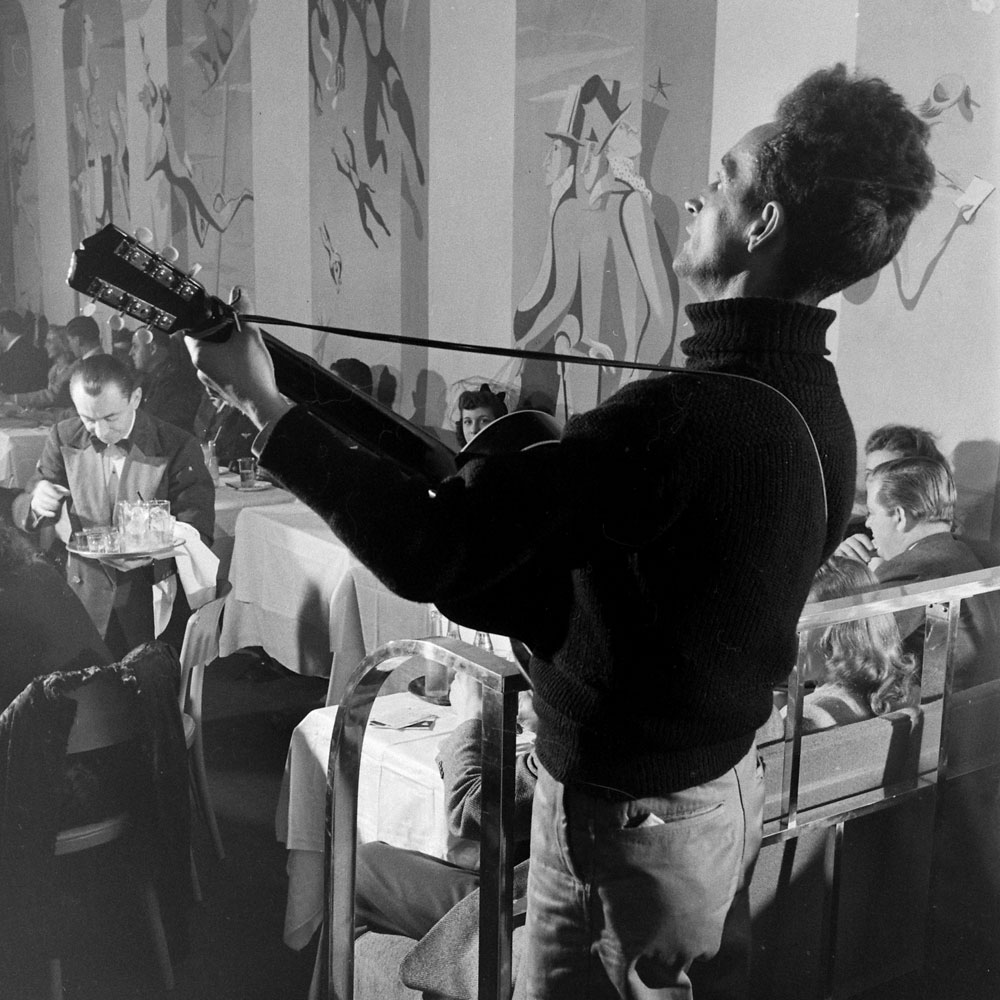 Woody Guthrie in New York, 1943.