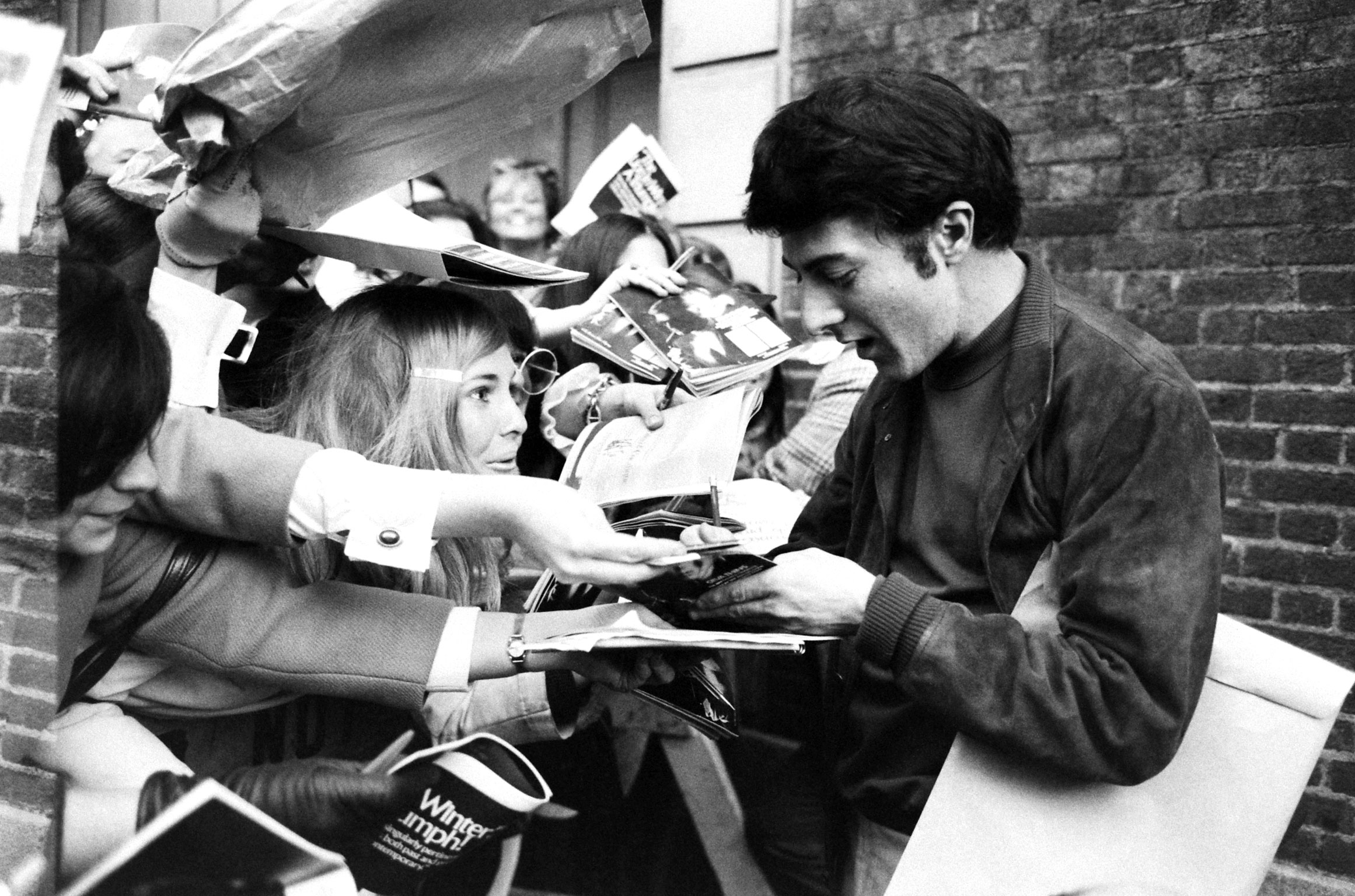 Dustin Hoffman signing autographs