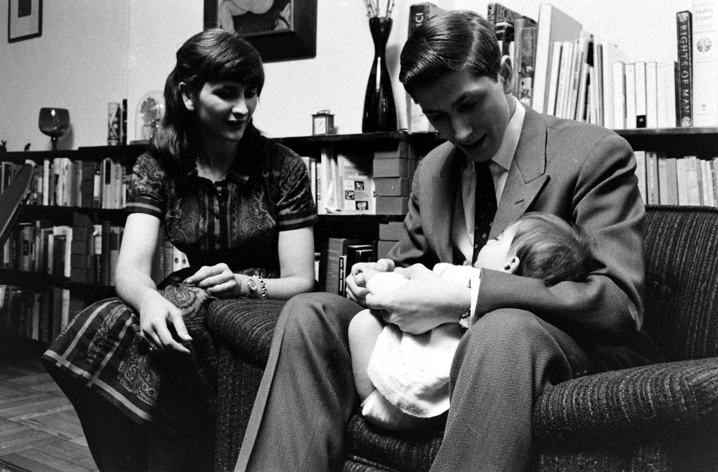 Bobby Fischer with his half-sister, Joan, and her daughter, Elisabeth, 1962.