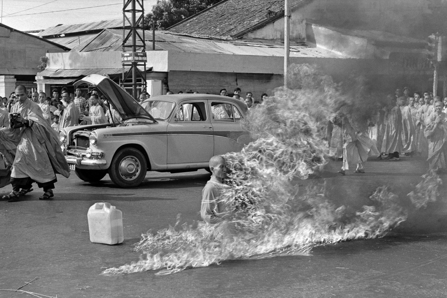 Quang Duc sat still as he was engulfed in flame.