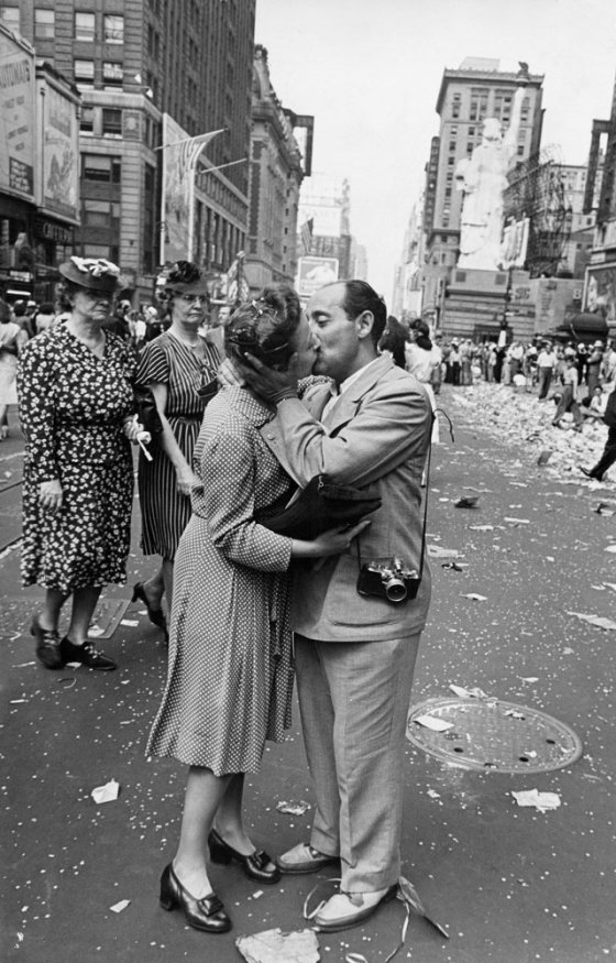 Alfred Eisenstaedt, V-J Day, Times Square, 1945