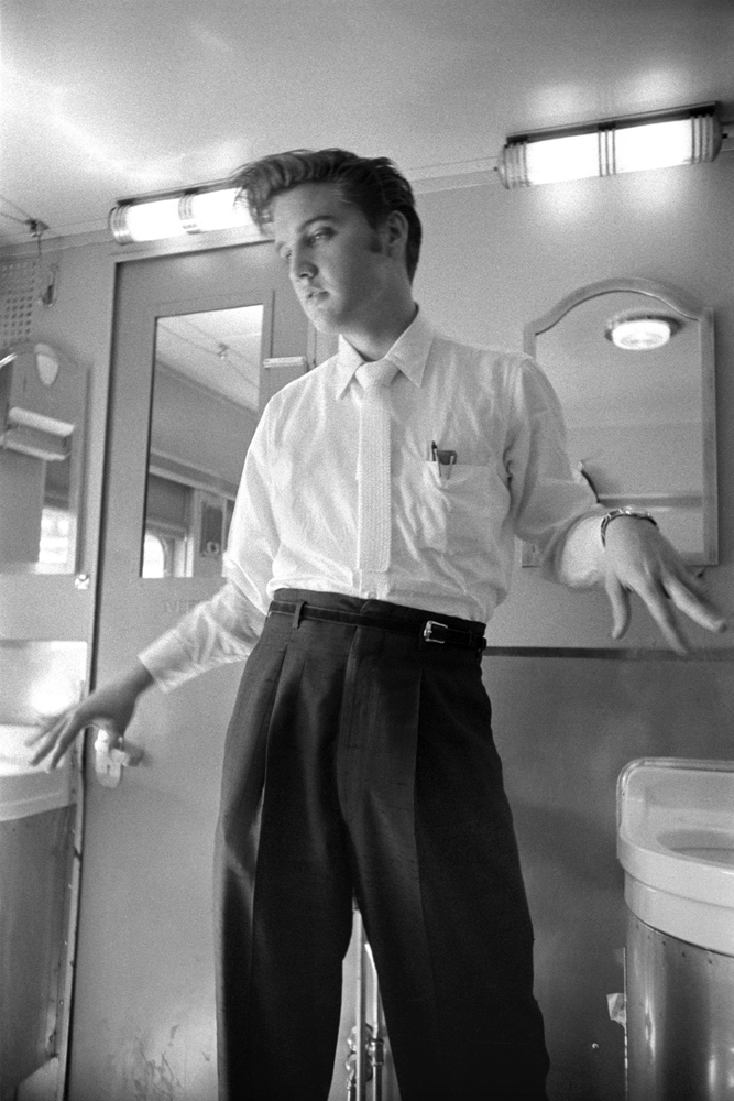 July 4, 1956. On the 27 hour train journey back home to Memphis. No more paper towels.
                              People wanted to know if Elvis was gay… is this really a gay pose? How would you pose if you washed your hands and there are no more paper towels? Elvis is shaking his hands to dry them.