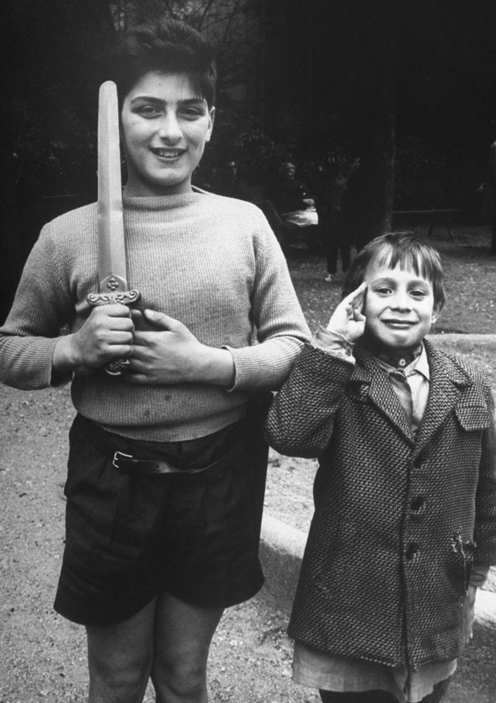 Children duelists on the Rue Mouffetard, Paris, 1963.