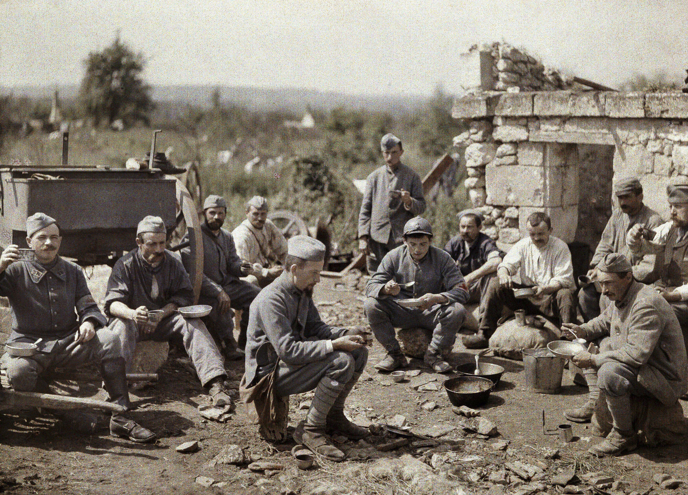 French soldiers of the 370th Infantry Regiment eat soup during the battle of the Aisne in 1917.