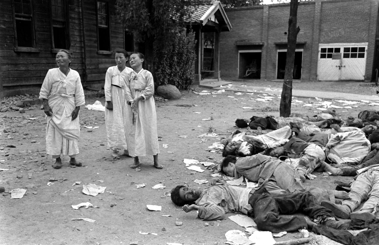 Grieving women and civilians killed by communist rebels during the 1948 Yeosu-Suncheon Rebellion.