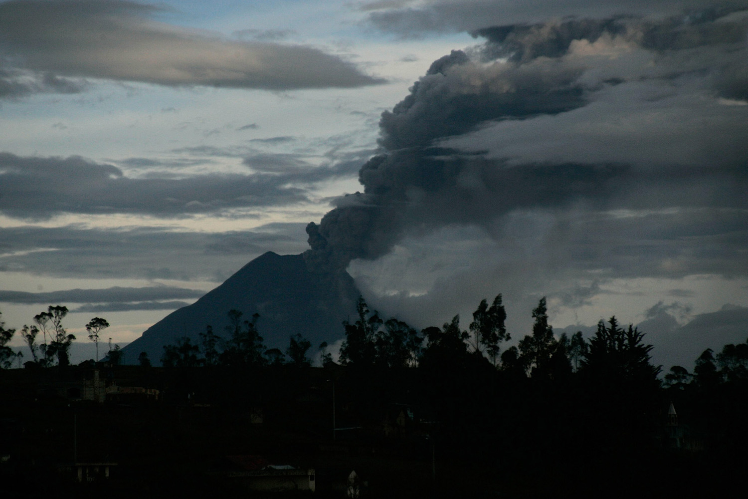 Tungurahua volcano continues moderated seismic activity and generates seven explosions