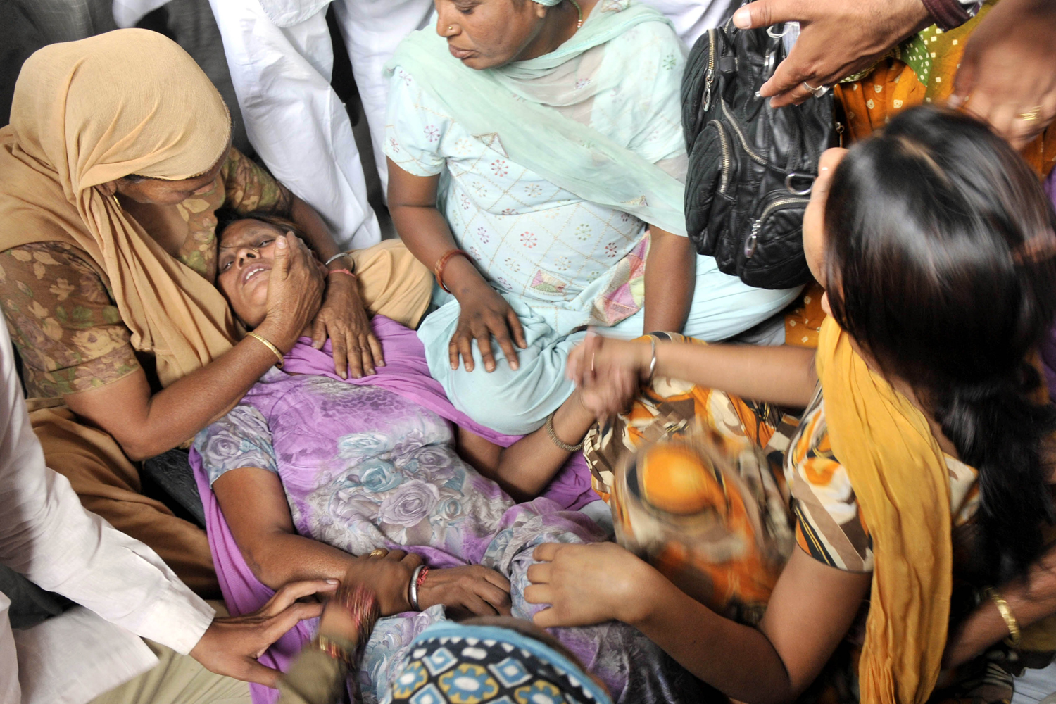 167932952 Sarabjit Singh's Family Mourns At His Native Home