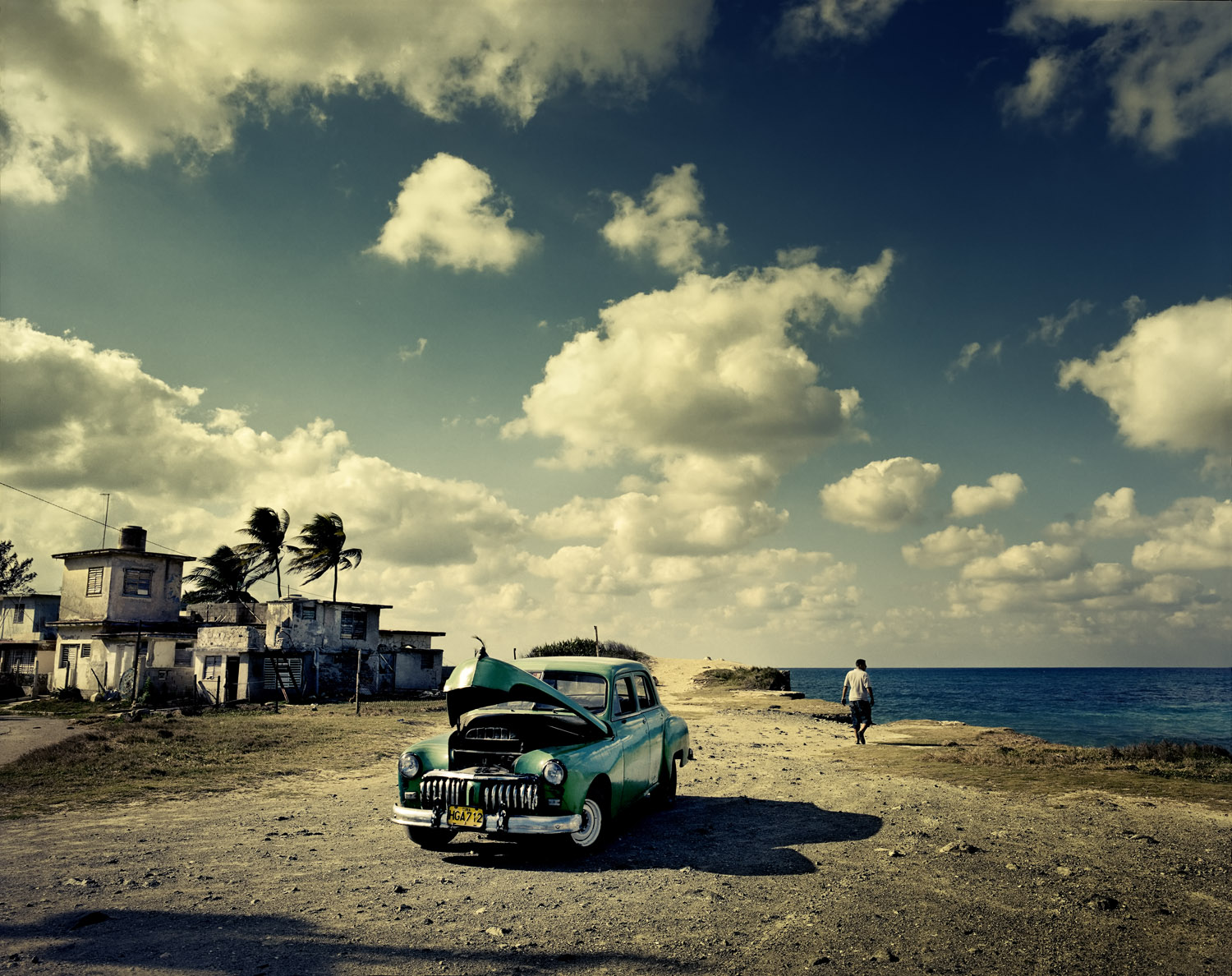 9183.6_3702.6 001 -- Old American car from the 1940s and 50s are running through Cuba as they did 60 years ago. Still, sometimes they just can’t go anymore, like this one at Guanabo beach, 15 miles east of Havana city