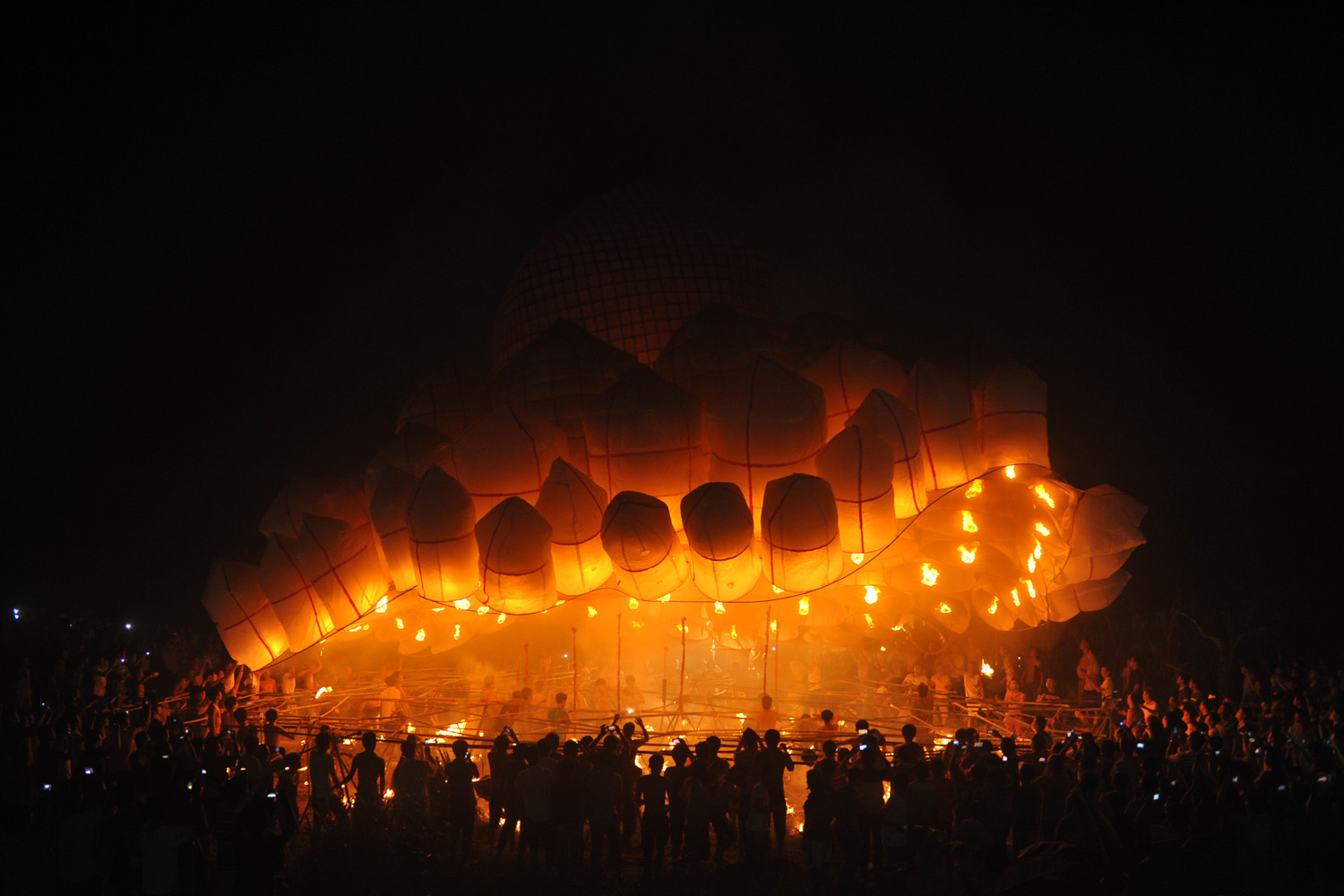 Villagers Fly Giant Lantern In Qionghai