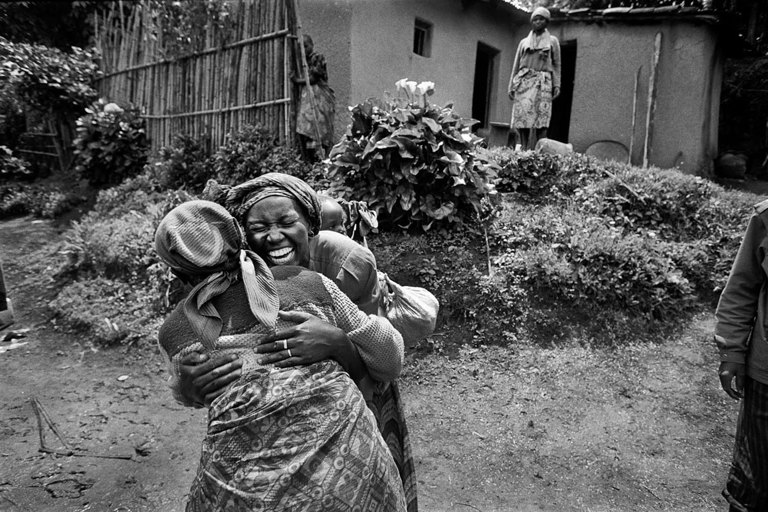 Photo by Yunghi Kim/ Contact Press Images.  Rwandan refugee crisis in 1996, refugee who had been living in Goma Zaire for two years afraid go home due to ethic genocide, were on the move again when fighting reached refugee camp. it forced 800,000 people to go back home to Rwanda.