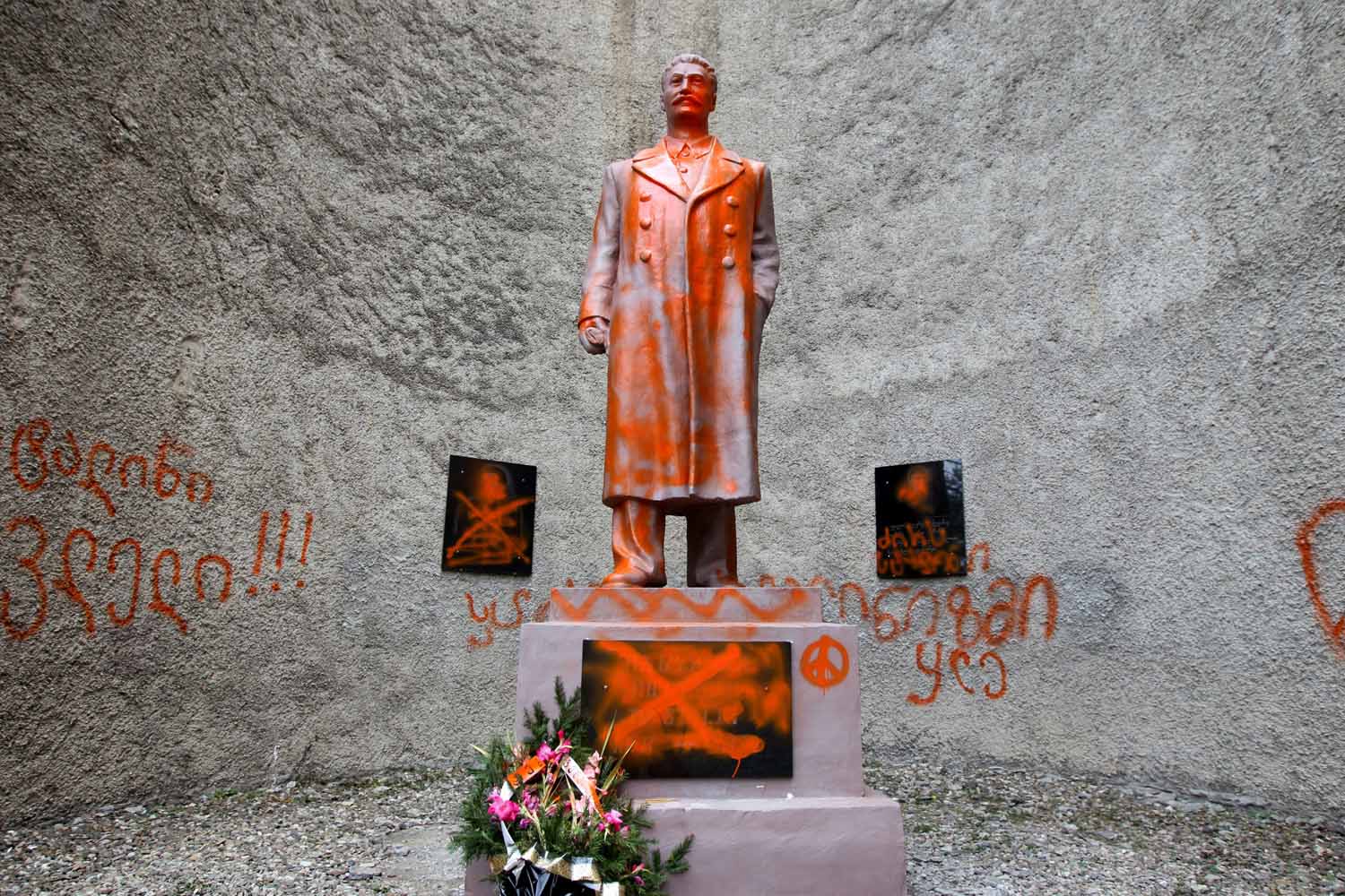 New Stalin monument in Telavi paint bombed