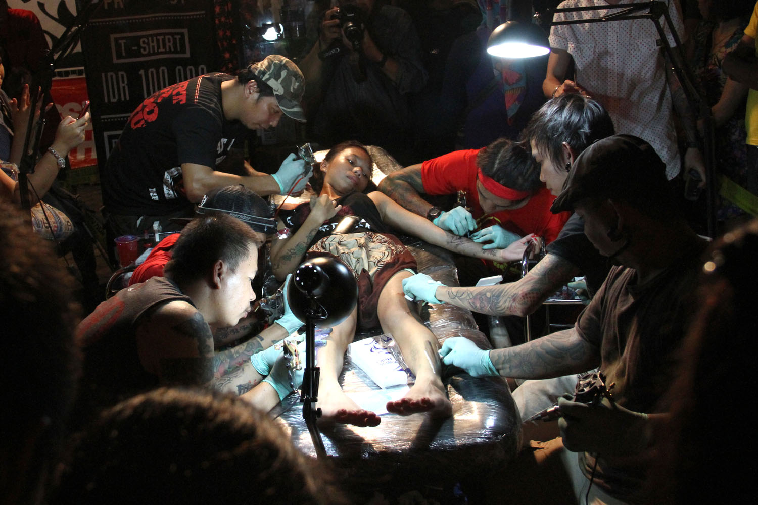 Six people tattoo one women simultaneously in Manado