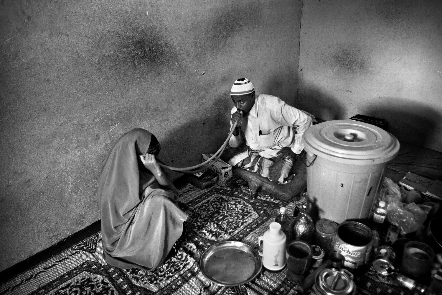 Sheikh Hussein Mahmood Dirir, Khoranic healer and Director of The Healing Centre treats a patient with a mental illness by reciting The Khoran to her. Hargeisa, Somaliland. May, 2011. Photo Robin Hammond/Panos
