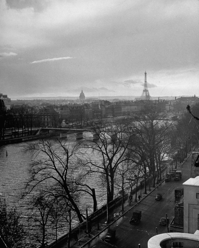 View along Quai du Louvre (today Quai François Mitterrand) down the Seine toward Ponte Des Arts with the Eiffel Tower in the distance, 1946.