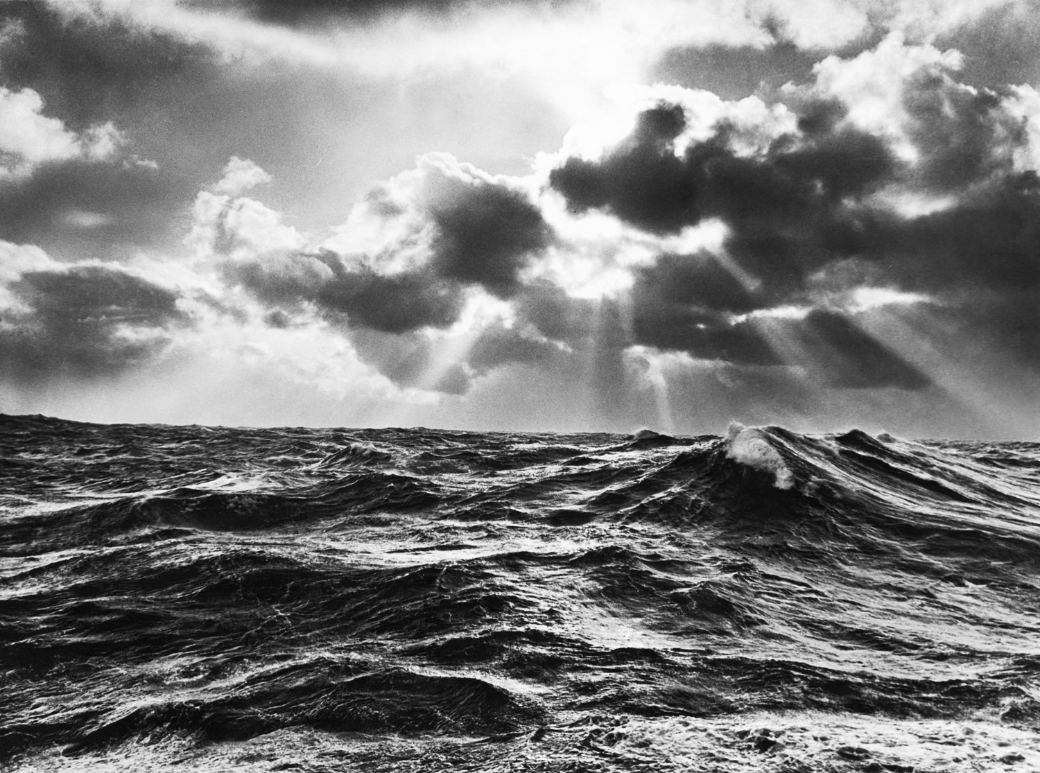 Темный шторм. Море черно белое. Черно белые волны. Черно белый океан. Черно белый шторм.