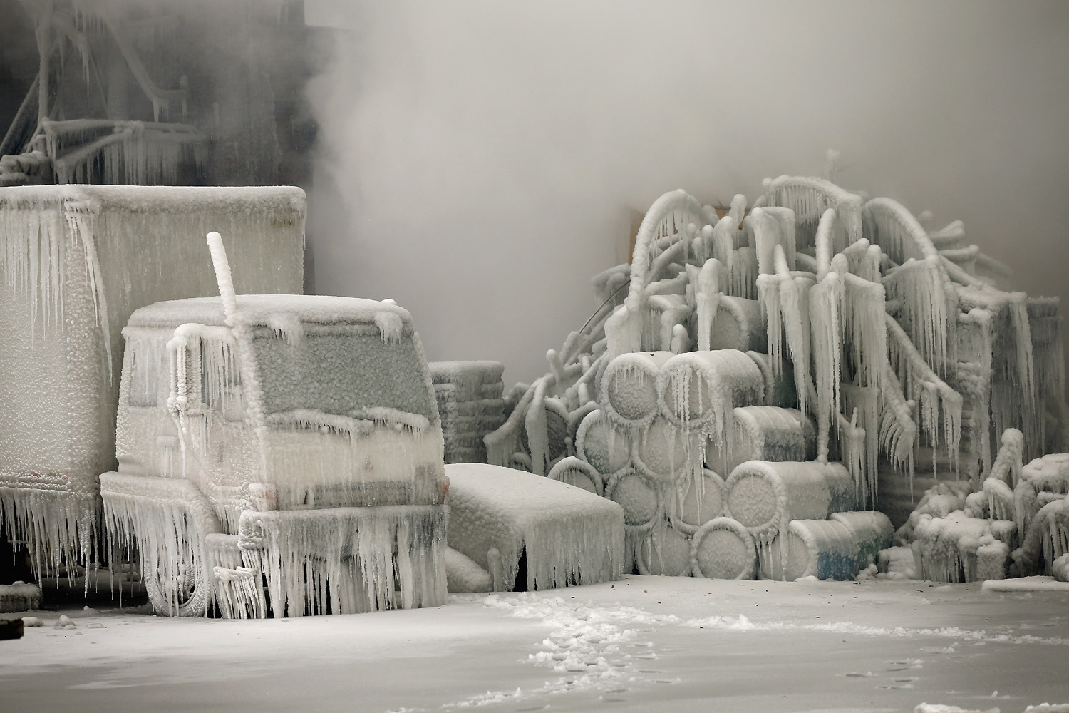 Firefighters Battling Massive Chicago Blaze Hindered By Frigid Temperatures