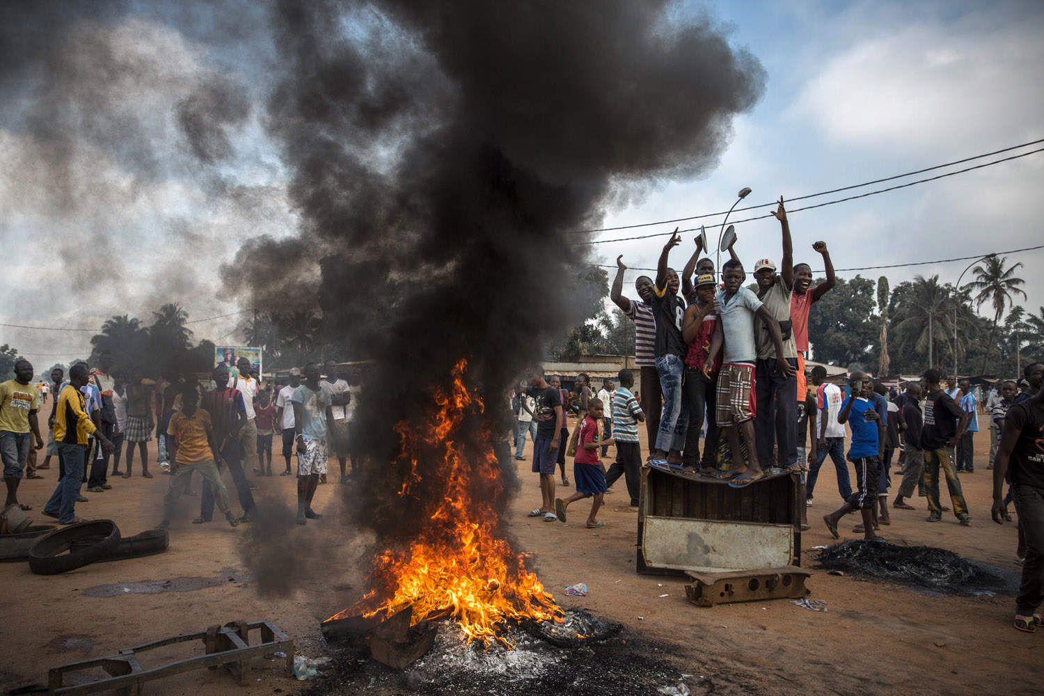 People demonstrate violently in a street in Bangui asking for the president Djotodia to step down, following the murder of a magistrate shot dead the night before along with another man. 30 minutes later the Seleka came and shot towards the demonstrators, killing 2 men and wounded one.