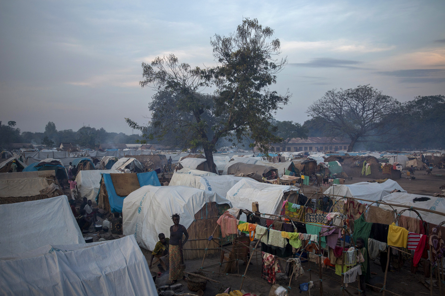 In Bossangoa, about 40 000 displaced people, mostly christians who left their village attacked by the Seleka, took refuge around the cathedral. The people live there with low access to health, very low food and in bad sanitary conditions.