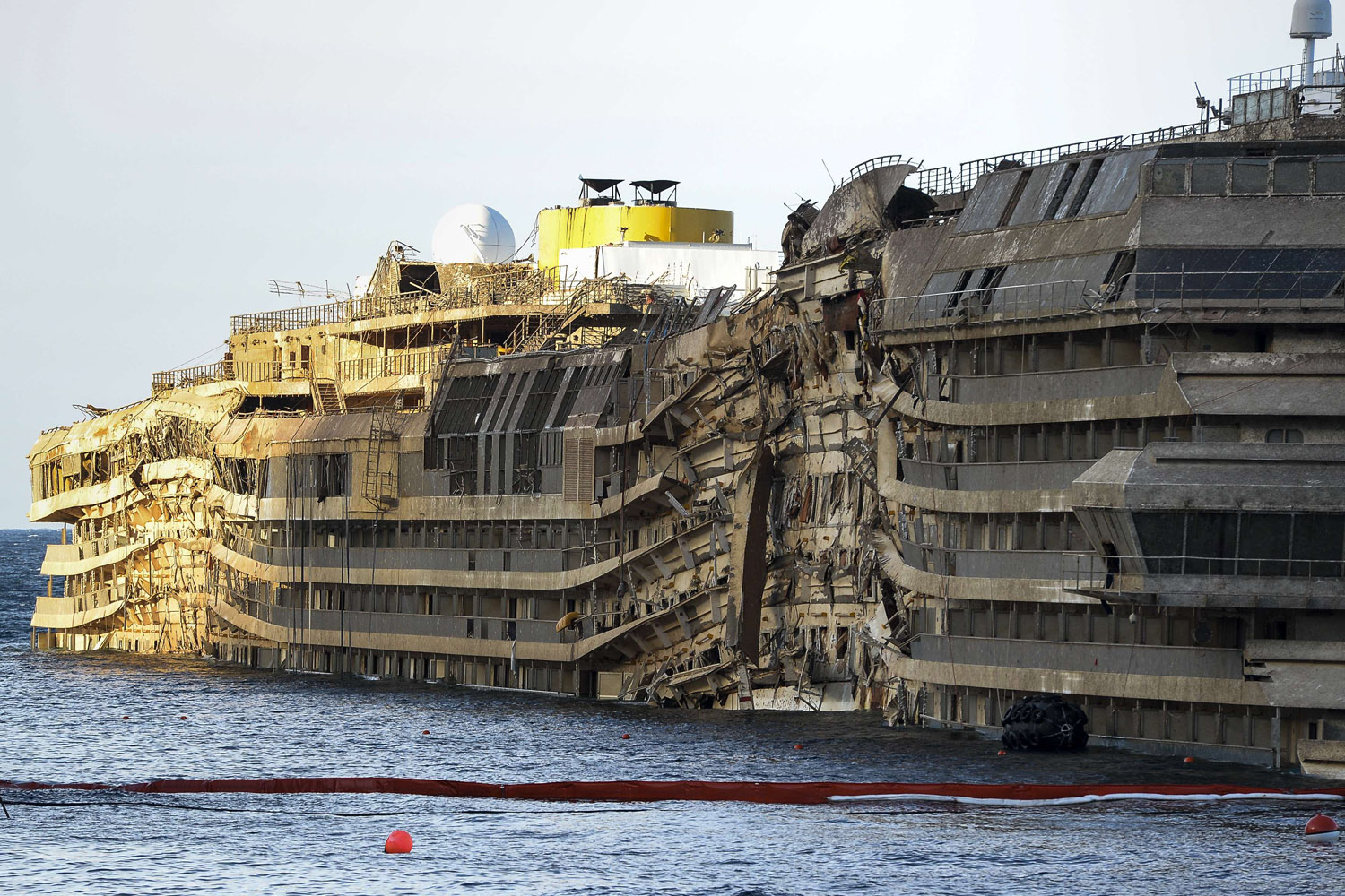 TOPSHOTS-ITALY-SHIPPING-TOURISM-DISASTER-SALVAGE