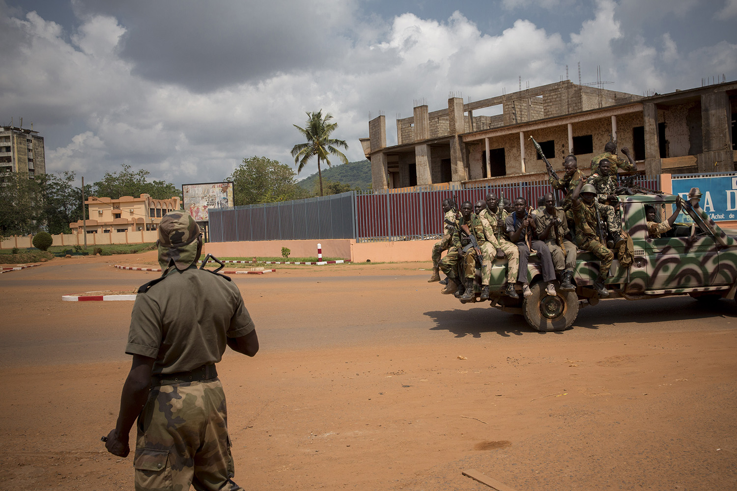 Seleka fighters in the street of Bangui, while fighting continue between Antibalaka and seleka members. The Antibalaka launched an attack on Bangui on several districts.