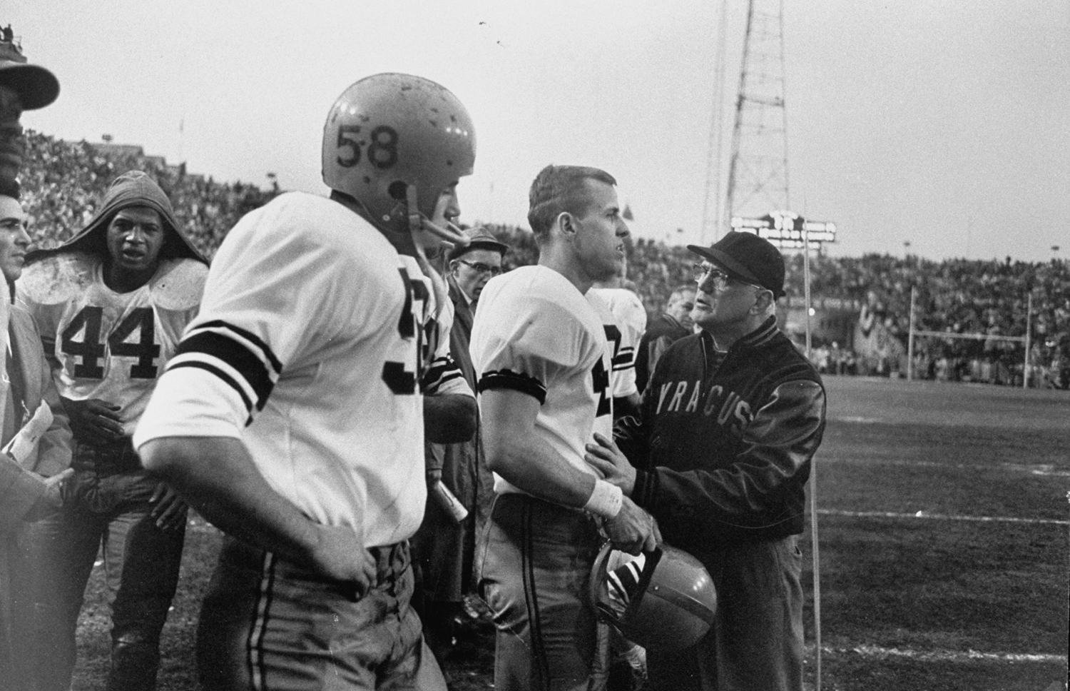 Syracuse coach Benny Schwartzwalder talks to his players during their Cotton Bowl victory over Texas in 1960.