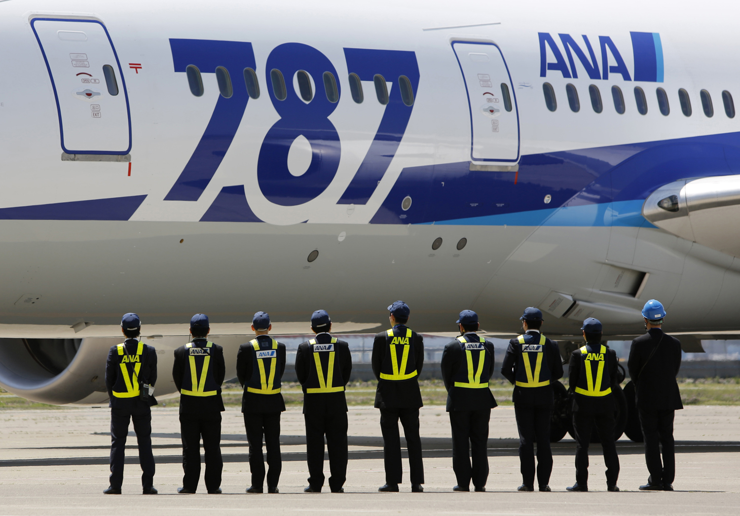 All Nippon Airways' employees stand in front of the company's Boeing 787 Dreamliner plane after it's test flight at Haneda airport in Tokyo on April 28, 2013 (Yuya Shino / Reuters)
