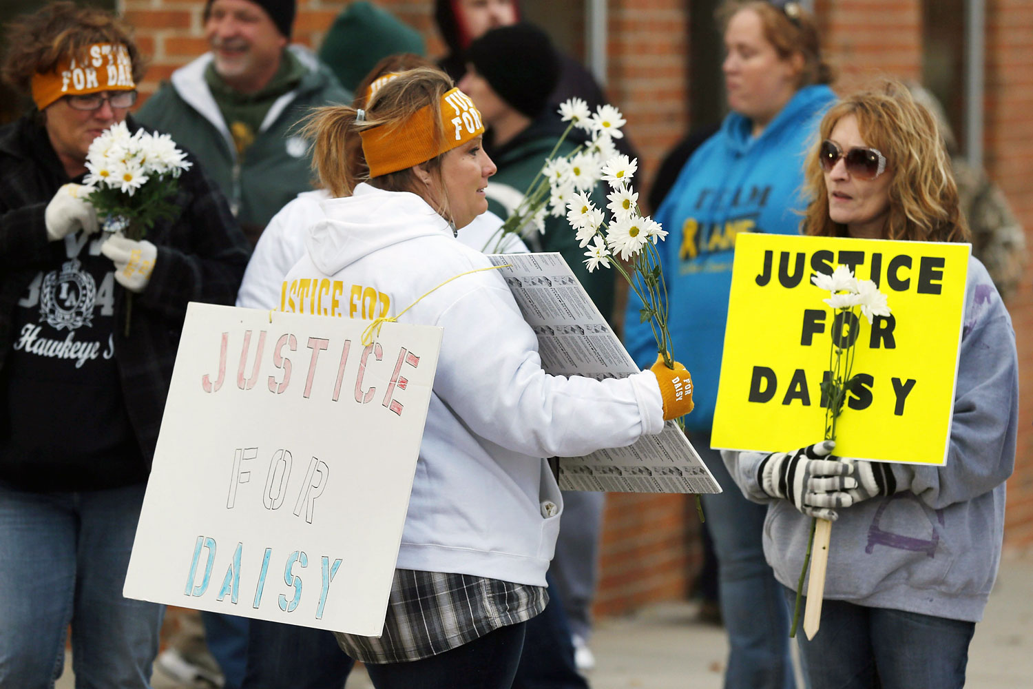 Supporters pass out flowers in Maryville, Mo., before a rally for Daisy Coleman, Oct. 22, 2013. (Orlin Wagner / AP)