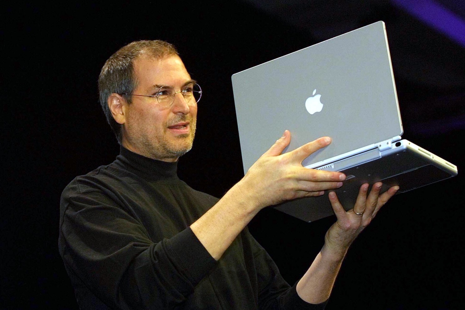Steve Jobs shows off Apple's PowerBook G4 at Macworld Expo in San Francisco on January 9, 2001 (John G. Mabanglo—AFP/Getty Images)